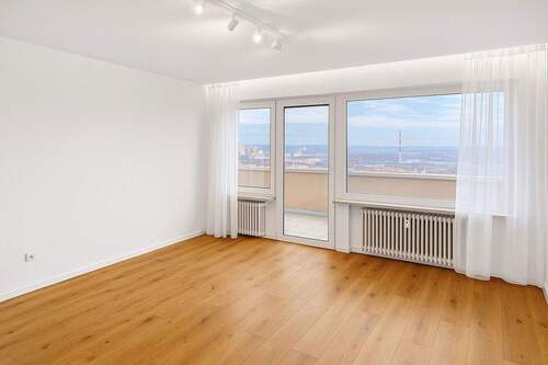 Wohnzimmer - Renovierte 2-Zimmer-Wohnung mit großer Loggia und Stellplatz (Provisionsfrei)