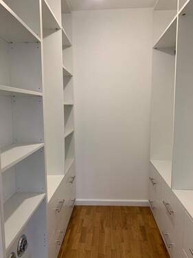 Zimmer II (Begehbarer Schrank) - 