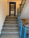 Treppenhaus mit Fahrstuhl - 4 Zimmer Etagenwohnung in Hamburg