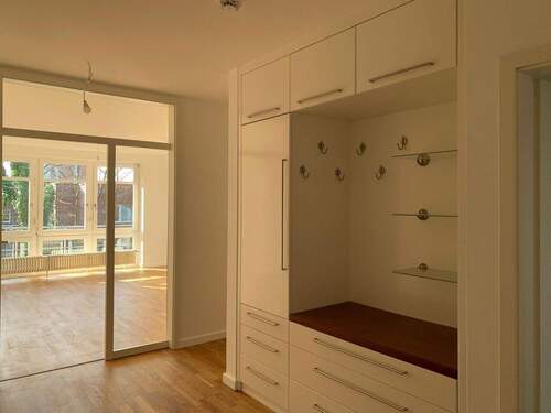 Empfangsbereich mit Garderobe - 