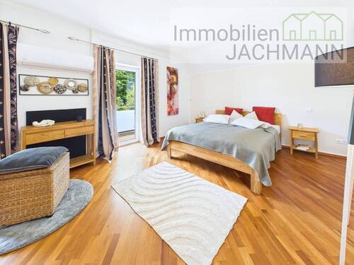 Hauptwohnung Schlafen im OG mit Zugang zum Balkon mit Westausrichtung - 
