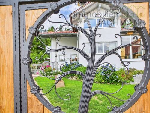 Blick zum Haus - Wo Träume Wurzeln schlagen - Anwesen in Alleinlage mit Wald und Streuobstwiese in Top-Zustand