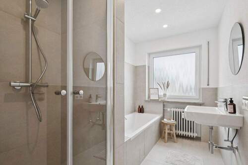 Badezimmer, Dusche, Badewanne - 