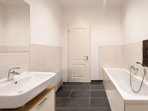 Bad mit Wanne - digital leer - 