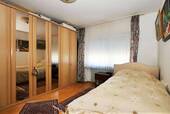 Schlafzimmer mit viel Tageslicht - 