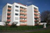 Rückseite Gebäude mit Balkone - Barrierefreie 5-Zimmer-Wohnung mit Balkon direkt am Feld