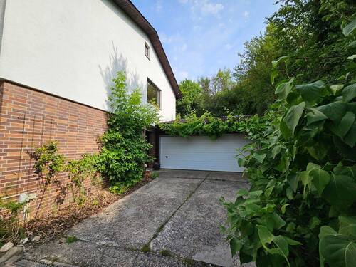 Doppelgarage mit elektrischem Tor - 