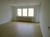 Wohnzimmer - renovierte 3-Zi-Wohnung im 1. OG mit Balkon und Garage in Letter