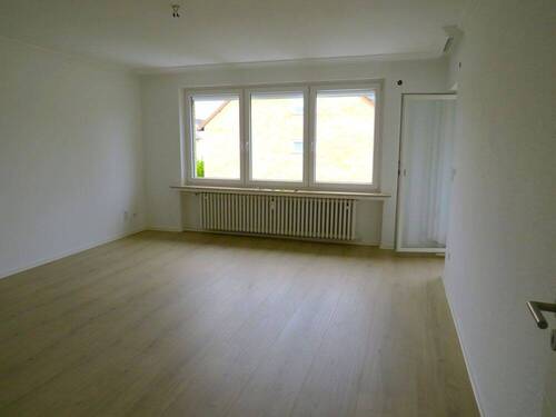 Wohnzimmer - renovierte 3-Zi-Wohnung im 1. OG mit Balkon und Garage in Letter