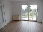 Wohnzimmer mit Balkon - 