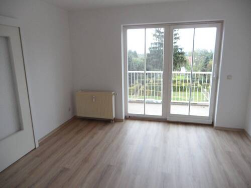 Wohnzimmer mit Balkon - 