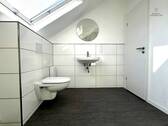 Duschbad mit WC und Waschgelegenheit - 