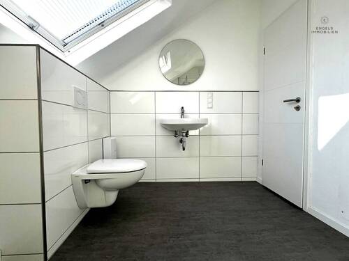 Duschbad mit WC und Waschgelegenheit - 