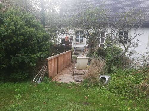 von der Terrasse über die Brücke zum Garten - 