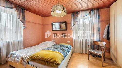 1. OG Schlafzimmer 1 - 