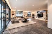 Wohnzimmer eingerichtet - Modernes Luxus-Einfamilienhaus mit zwei Einliegerwohnungen