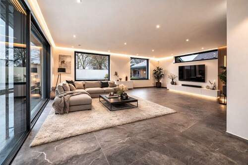 Wohnzimmer eingerichtet - Modernes Luxus-Einfamilienhaus mit zwei Einliegerwohnungen