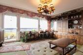 Wohnzimmer - 3-Zimmer-Wohnung mit Balkon und Stellplatz - zentral gelegen, sofort verfügbar