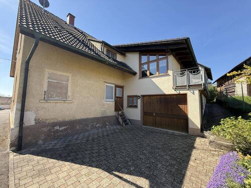 Hausansicht mit Anbau - 