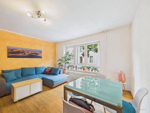 Wohnzimmer - Attraktive Eigentumswohnung mit idealem Schnitt und sofortigen Mieteinnahmen