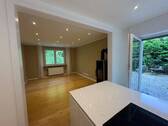 Blick ins Wohnzimmer mit Kamin - Terrassenwohnung mit 76,00 m&sup2; in Ennepetal zur Miete