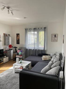 Wohnzimmer - Helle 2 Zimmer Wohnung - 540,00&nbsp;EUR Kaltmiete, ca.&nbsp; 57,00&nbsp;m&sup2;&nbsp;Wohnfl&auml;che