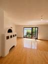 Wohnzimmer mit Kachelofen - 3 Zimmer Etagenwohnung in Gröbenzell
