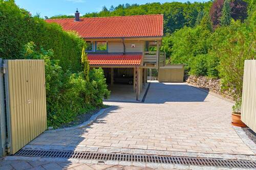 Hauseingang mit Carport - 