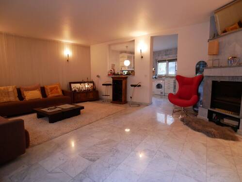 Wohnzimmer - Außergewöhnliche Maisonettewohnung in ruhiger Hinterhoflage mit Kamin und Terrasse.