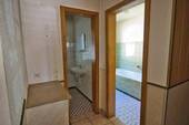 Flurbereich mit Blick zum WC- Raum und Badezimmer - 