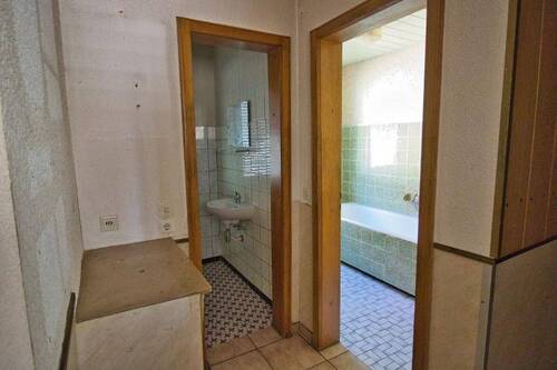 Flurbereich mit Blick zum WC- Raum und Badezimmer - 
