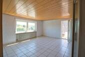 Wohnzimmer mit Zugang zum kleinen Balkon - 