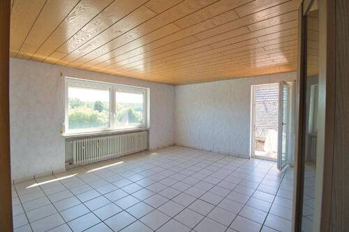 Wohnzimmer mit Zugang zum kleinen Balkon - 