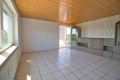 Wohnzimmer mit Zugang zum kleinen Balkon Bild 2 - 