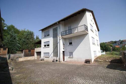 Ansicht vom Wohnhaus (Das Kellgeschoss ist das Erd - 6 Zimmer Einfamilienhaus in Haßfurt