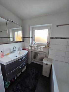 Bad mit Dusche und Wanne - 