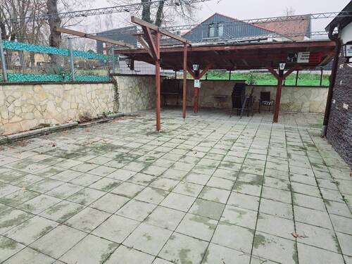 Biergarten - 7 Zimmer Mehrfamilienhaus, Wohnhaus in Spalt