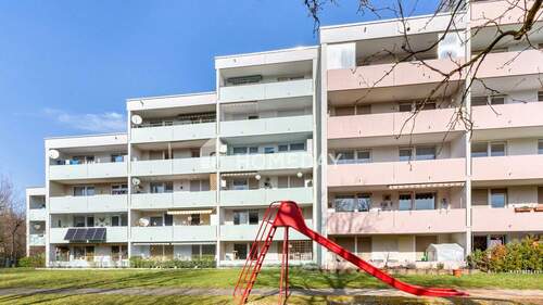 Außenansicht 3 - Großzügiges Familiennest mit tollem Weitblick - Dachgeschosswohnung mit beeindruckender Loggia