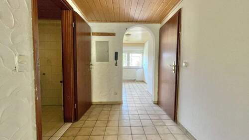 Flur mit Eingangsbereich - Etagenwohnung mit 51,90 m&sup2; in Fürth zum Kaufen