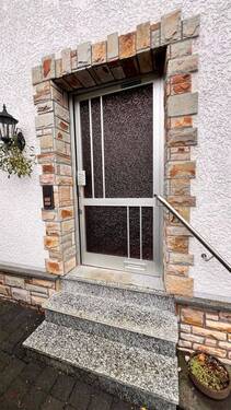 Hauseingang - 7 Zimmer Einfamilienhaus in Hillscheid