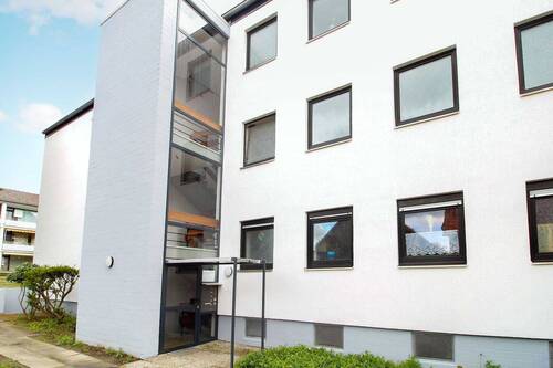 Eingangsbereich mit verglastem Treppenhaus - 