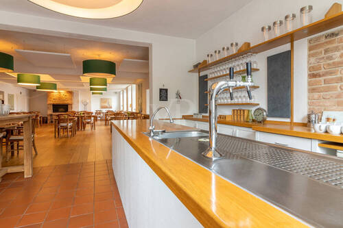Der Tresenbereich mit Blick in das Restaurant - 