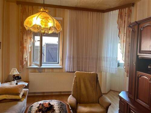 Wohnzimmer - Mehrfamilienhaus, Wohnhaus mit 300,00 m&sup2; in Hohenmölsen zum Kaufen