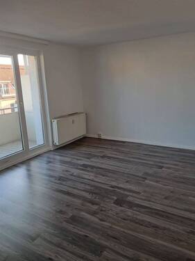 Wohnzimmer mit Balkon - Etagenwohnung mit 60,80 m&sup2; in Lutherstadt Wittenberg zur Miete