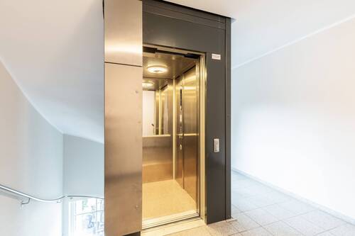 Lift neben Wohnungstüre im 1. Stock - Etagenwohnung mit 80,00 m² in Bad Wiessee zum Kaufen
