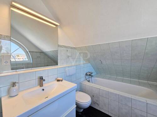 Wannenbad unter dem Dach - 