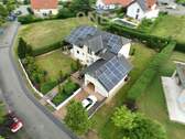 Bild 1 - Hochwertiges Einfamilienhaus mit Doppelgarage, idyllischem Garten und Photovoltaik