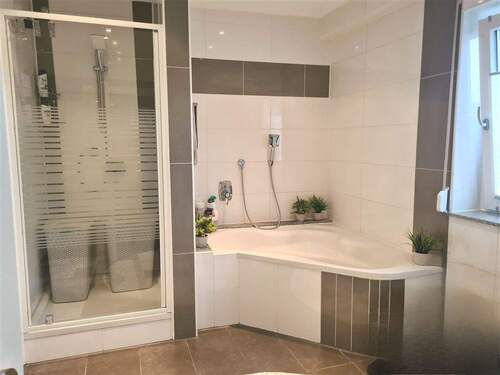 Badezimmer - Etagenwohnung mit 122,00 m&sup2; in Langenau zum Kaufen