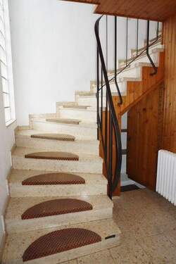 Erdgeschoss - Haustreppe - Einfamilienhaus mit 114,00 m&sup2; in Leverkusen zum Kaufen