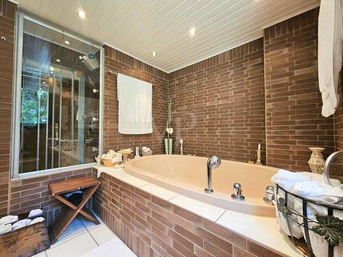 Wannenbad mit Tageslicht - 